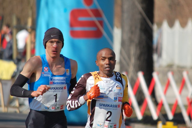 Staatsmeister Günther Weidlinger Union Neuhofen und Welssieger Joel-Maina Mwangi.