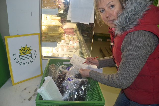 Vom Arbeitseifer wieder gepackt. Claudia Kofler beim Füllen einer Bauernkiste. Arbeitsmüde? Keine Spur!