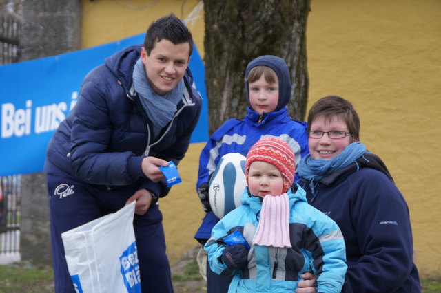 Lena-Marie und Kevin mit Mama Ina Plac ahben einen Egg-Ball gefunden. Sportstudent Aleksandar Andonov überreicht kleine Stärkungen.