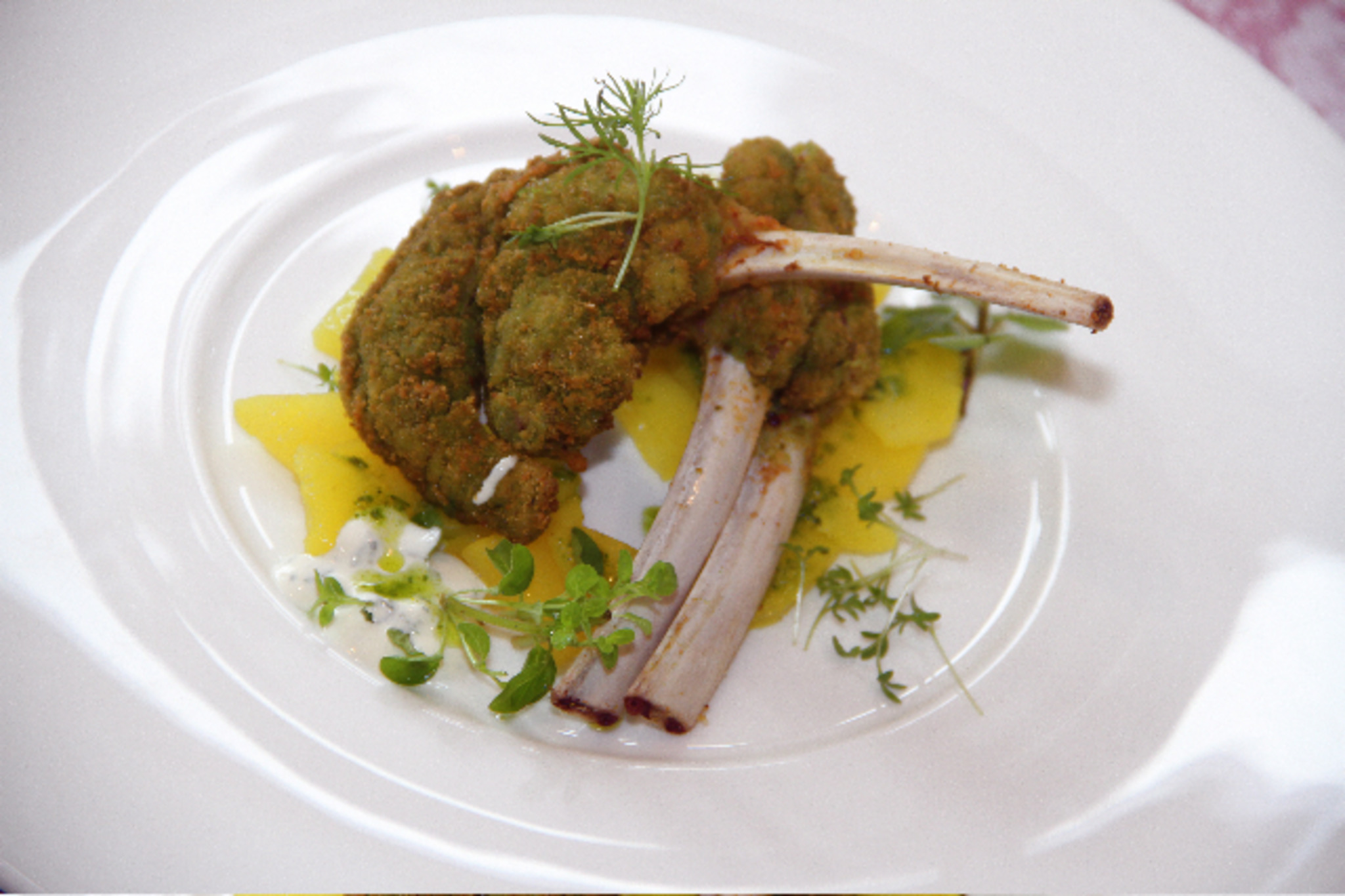 Gebackenes Osterlamm mit Kartoffel-Bärlauchsalat und Frühlingskräutern ...