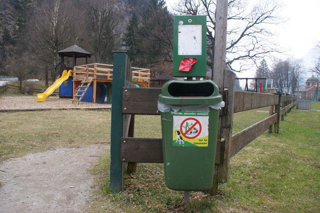 Auf Spielplätzen, wie hier im Stadtteil Zell, müssen Hunde aufgrund eines Betretungsverbots draußen bleiben.