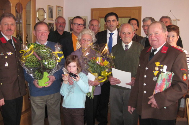 Der Jubilar mit seiner Gattin im Kreise der vielen Gratulanten.Fotos: Privat