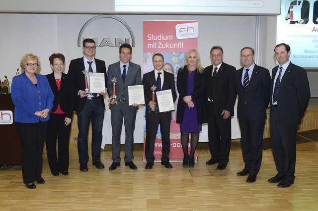 Die besten Absolventen der FH OÖ Fakultät für Management in Steyr – Chimney-Award-Preisträger (v.l.n.r.). 2. Landtagspräsidentin Gerda Weichsler-Hauer, Dekanin Prof. (FH) DI Dr. Margarethe Überwimmer, Florian Altmann BSc MSc, Gerald Weigl, BA, Harald Krondorfer, BA, Bundesrätin Dr. Angelika Winzig, FH OÖ Geschäftsführer Dr. Gerald Reisinger, Bürgermeister Gerald Hackl, Vizedekan Prof. (FH) Dr. Andreas Auinger.