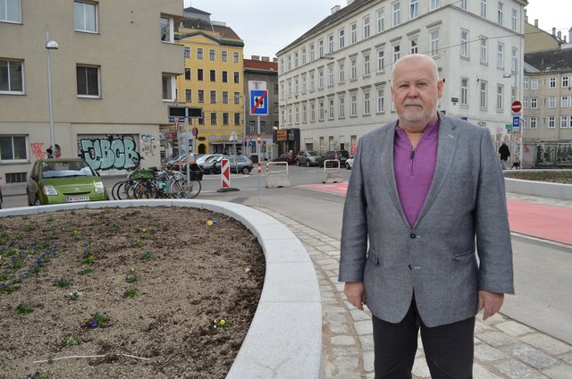 Nevillebrücke neu: Anrainer Gerhard Fischler zweifelt an der Sinnhaftigkeit der neu angelegten Parkanlage.