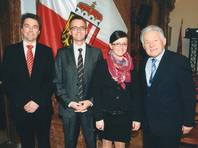 Gratulation zur ausgezeichneten Lehrabschlussprüfung von Heidi Wurm: (von links) Klemens Mittermayr, Dominik Mittermayr, Heidi Wurm, Landeshauptmann Josef Pühringer. | Foto: Foto: privat