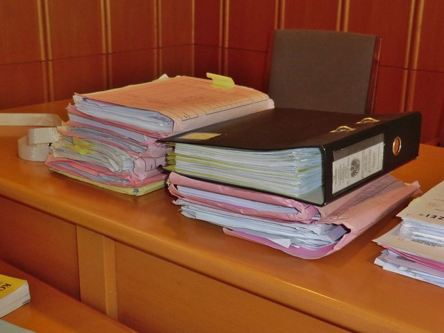 Selbst in diesen Bergen von Akten waren nicht genügend Beweise zu finden, um über den Angeklagten zu urteilen. | Foto: Privat