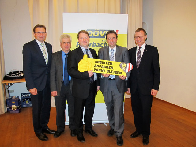 ÖVP-Obmann Peter Pröll (Bildmitte) wurde wieder zum Ortsparteiobmann von Ulrichsberg gewählt. LAbg. Georg Ecker und Klubobmann LAbg. Mag. Thomas Stelzer gratulierten.