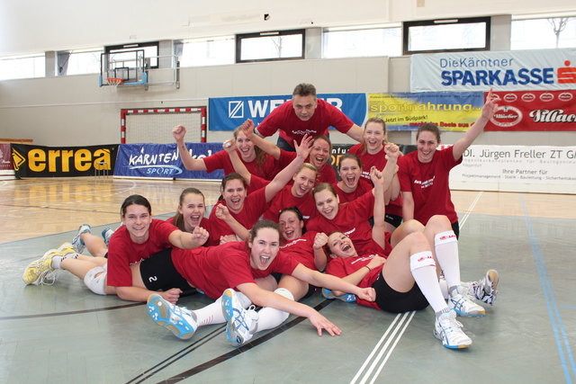Die Hartberger Volleyball-Damen freuen sich mit Coack Boris Bujak über die Europacup-Qualifikation.
