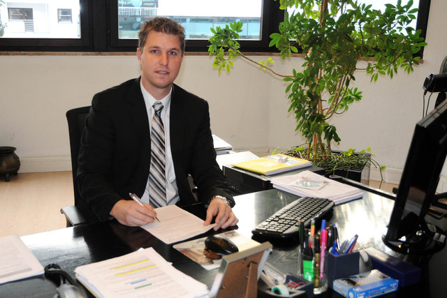 Bürgermeister Christian Härting dankt seinen Referatsmitarbeitern. | Foto: Archiv/ MGT