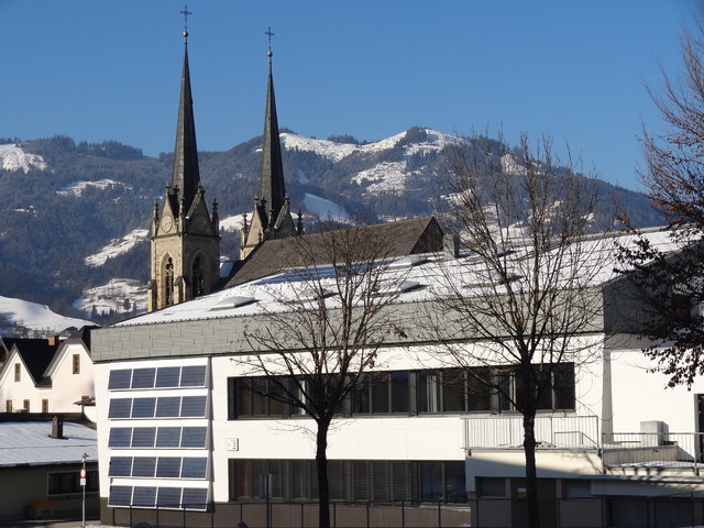 Optisch stört die Photovoltaikanlage auf der Polytechnischen Schule nicht.