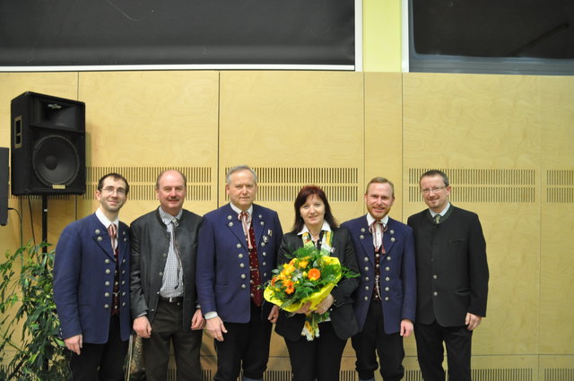 Kapellmeister Martin Lettner, Ehrenkapellmeister Johann Palmetshofer, Anton Steiner, Anna Baumfried, Obmann Josef Radlmüller und Bezirkshauptmann Werner Kreisl