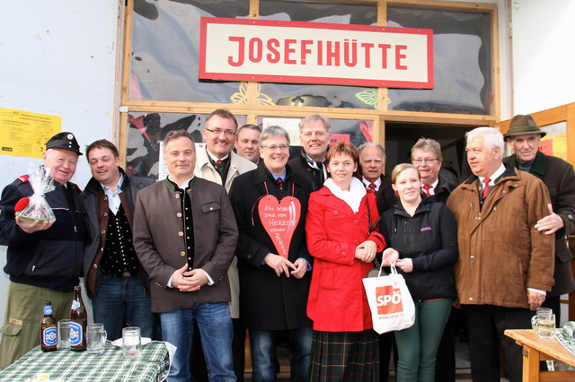 Landeshauptmann-Stv. Peter kaiser zeigte sich begeistert von der tollen Atmosphäre und dem Angebot am Josefimarkt. Am Foto vor altem Feuerwehrhaus (Josefihütte) mit Funktionärinnen und Funktionären und Bgm. Gottfried Wedenig, LT-Abg. Jakob Strauß, Bgm. Wolfgang Wölbl, Bgm. Gerhard Visotschnig.