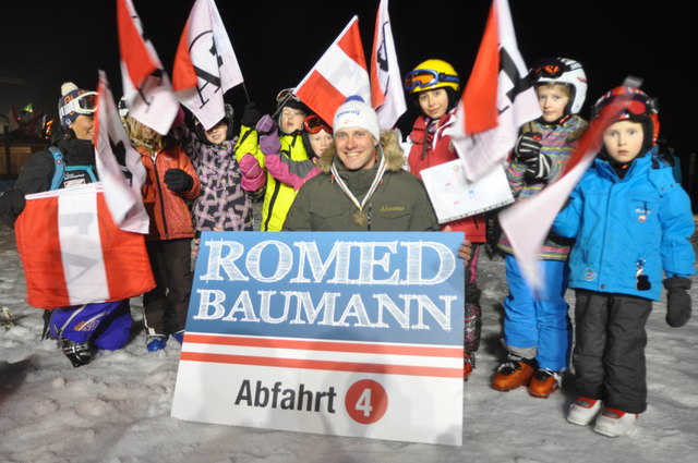 Die Kids des örtlichen Skiclubs feierten "ihren" Romed (mit Tafel zur nach ihm benannten Abfahrt).