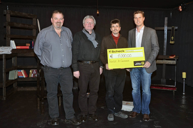 Übergabe der beim Neujahrsempfang für das „Theater im Container“ eingegangenen Spenden, v. r.: Bgm. Christian Härting, „Theater im Container“-Obmann Bernhard Moritz, Bühnenbildner Johannes Schlack und „TiC“-Vorstand Josef Geiger.