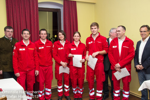Bgm. Wolfgang Schöppl (ganz li.), Ortsstellenleiter Gerald Keplinger (2. v. li), Bezirksstellenleiter Dr. Heinz Tumpach (3. v. re) und Bezirkshauptmann Dr. Michael Slapnicka (ganz re.) gratulierten den beförderten Mitarbeitern