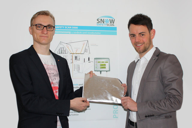 Simon Laschan (re.) und Bernhard Graßecker mit der patentierten sensor skin Folie.