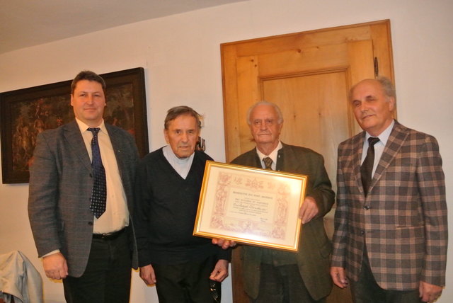 Päpstliche Ehrung: Chorleiter OSR Josef Wolf, der Jubilar Josef Ehrenberger, Pfarrer Cons. Otto Bayer und Obmann Otmar Juen (v. r.).