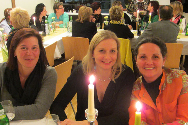 Heimleiterin Mag. Manuela Gruber und Pflegedienstleisterin Michaela Walser aus dem SeneCura Sozialzentrum Längenfeld genießen mit der ehrenamtlichen Mitarbeiterin Christine Eller bei einem Gläschen Wein die stimmungsvolle Atmosphäre.