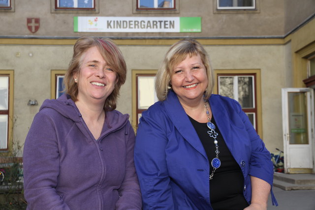Bezirksvize Momo Kreutz von den Grünen (l.) und SP-Bezirkschefin Martina Malyar freuen sich auf die neue Schule.