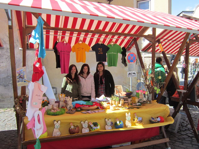 Jugendliche mit den Produkten des Junets am Haller Ostermarkt