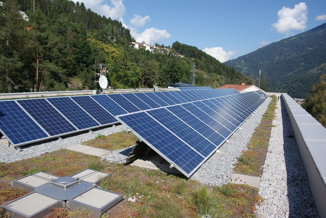 Die Photovoltaikanlage auf dem Dach der Polytechnischen Schule in Landeck. | Foto: Archiv/Kolp