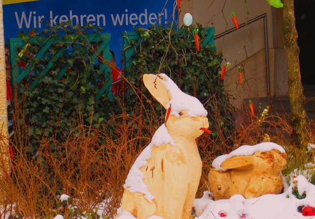 Auf Grund der schlechten Wetterlage haben sich die Osterhasen für heuer in den sonnigen Süden verabschiedet. Aber sie kehren wieder, haben sie auf dem Plakat im Hintergrund angekündigt.