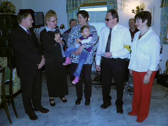 Bürgermeister Robert Hafner, Gabi Brantner, Michaela Höfinger mit Sophie, Franz Hochleitner, Hermine Steininger sowie im Hintergrund die „Original Bismarckbuam“.