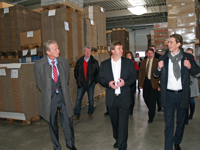 Minister Mitterlehner, Betriebsleiter Eder und Staatssekretär Kurz beim Rundgang durch das Lager. | Foto: Foto: Cima