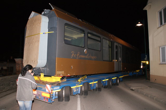 Nächtliche Landung der Himmelstreppe in Ober-Grafendorf via Tieflader.