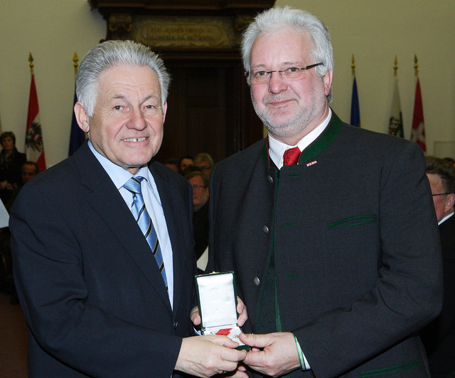 Landeshauptmann Josef Pühringer überreichte das Verdienstzeichen an Wolfgang Hochreiter. | Foto: Land OÖ