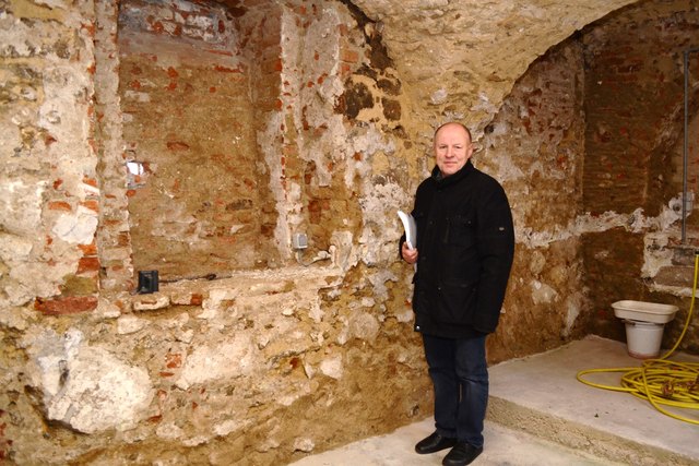 Bürgermeister Wilhelm Peinbauer im Keller, in dem Freiwillige den Putz entfernten, damit die Räume austrocknen können.