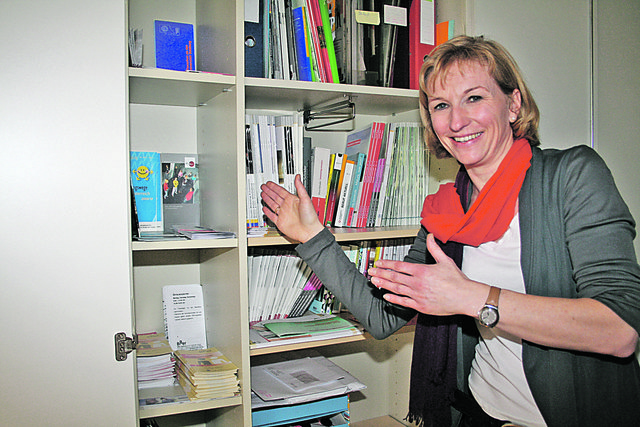 Die Bildungs- und Berufsberaterin Beate Höfels-Stiegernigg mit jeder Menge Info-Material.