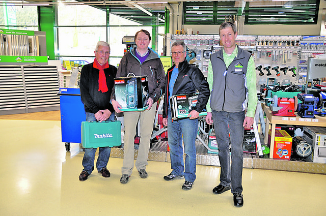 Die Gewinner Erwin Gassner, Mathias Kinberger und  Ernst Etzer mit Gerhard Gasser vom Lagerhaus Bruck. | Foto: Privat