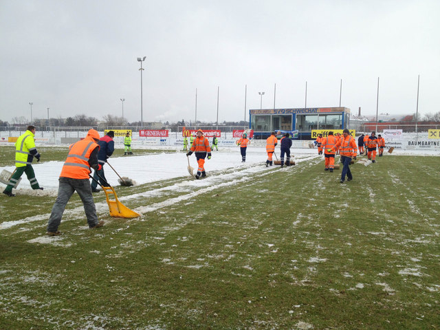 Das Team von Bauhof und Stadtgärtnerei bei der Schneeräumaktion im Rudofl Tonn-Stadion