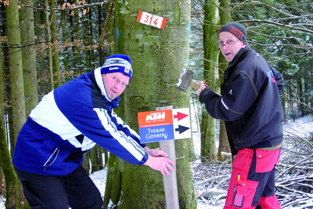Manfred Rankl und Felix Leukermoser haben auch heuer wieder, da wo es nötig war, die Beschilderung der permanenten Mountainbike-Strecke der Gemeinden Maria Schmolln und Saiga Hans ergänzt bzw. erneuert.