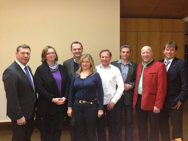 Das Katsdorfer Wirtschaftsbund-Team mit Gratulanten, von links: WB-Dir.-Stv. Wolfgang Greil, Ingrid Deisinger, Johann Hannl, Ortsgruppen-Obfrau Maria Mader, Werner Mader, Albert Humer, Herbert Dachs-Machatschek und WB-Bezirksobmann Wolfgang Wimmer.