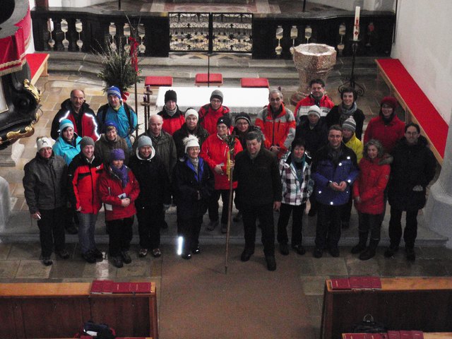 Die Pilgergruppe mit ihren drei Begleitern in der Pfarrkirche Türnitz.