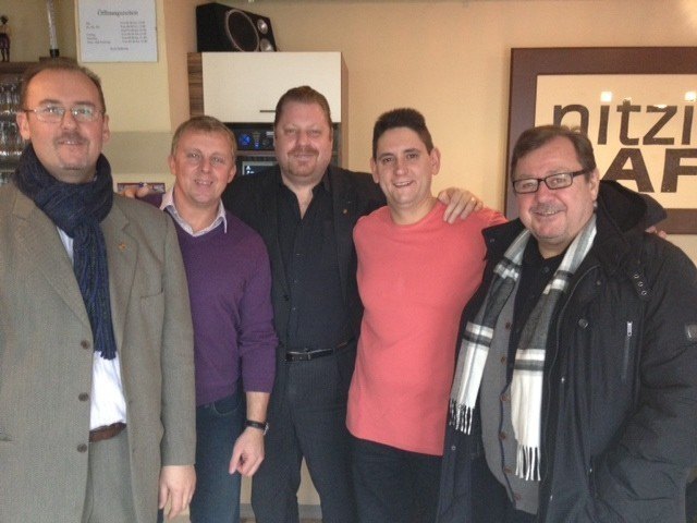 Thomas Nitzlader (2. v.r.) geriet mit seinem Flugfeld-Wirtshaus in arge Finanznöte. Das Foto stammt von einem Besuch von Bürgermeister Müller (M.) mit seinem SP-Team im Cafe Nitzi.