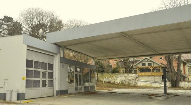Vorher: Die verlassene Tankstelle in der Endresstraße ist nun Geschichte. | Foto: HLava