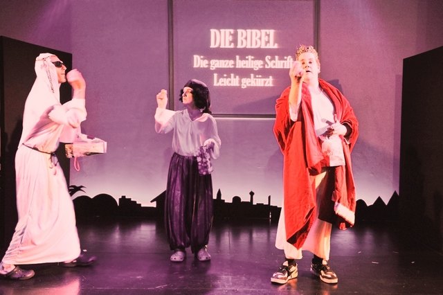 Die drei grandiosen Schauspieler und Sänger bieten beste Unterhaltung mit viel Musik und schwarzem Humor.