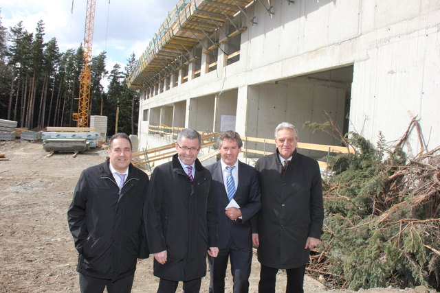 Firstfeier-Gäste: Baudirektor Müller, LHStv. Steixner, Grillhof-Chef Jenewein und Probst (Abt. Hochbau)