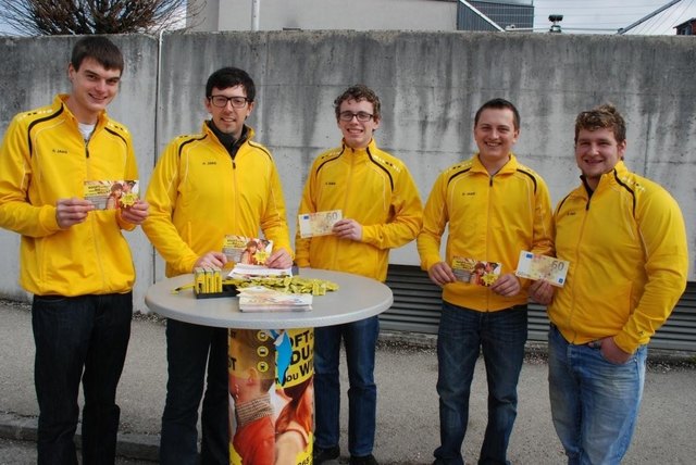 JVP-Funktionäre beim Verteilen der Informationen zur Kampagne. Daniel Huemer, Bezirksobmann Christoph Gegenhuber, Severin Gruber, Christoph Ebner und Manuel Löffler.