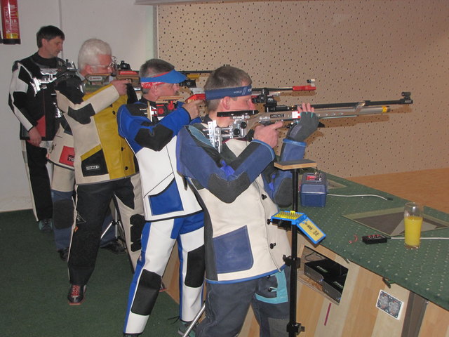 Luftgewehrschützen aus den Nachbarorten tragen mit höchster Konzentration den Dachstein West Cup aus.