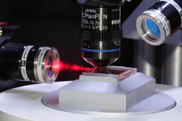 Mit einem gepulsten Laser (rot) werden in Quantenpunkten gezielt einzelne Photonenpaare erzeugt.