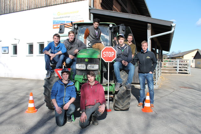 Die Projektgruppe des dritten Jahrgangs mit Betreuer Martin Uitz (rechts)