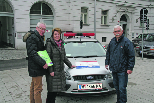 Der mobile Bürgerdienst: Renate Angerer mit Peter Kozel (l.) und Robert Schamböck.