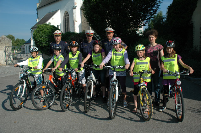 Vor allem die Autofahrer sind gefordert, die Sicherheit der Fahrrad-Prüflinge zu gewährleisten. Auf dem Bild: Viertklässler der VS Mühlheim im Jahr 2011.