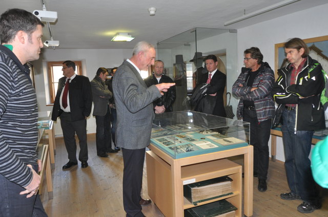 Franz Trockenbacher erklärte den Gemeinderäten das Wesen des Museums.