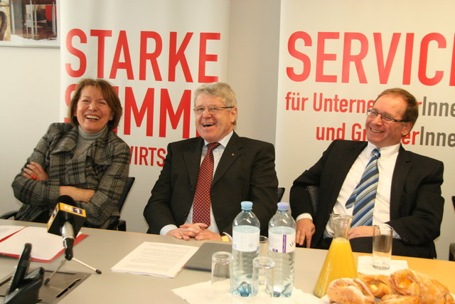 Firmenchef Harald Schinnerl (re.) begrüßte WKNÖ-Präsidentin Sonja Zwazl und Vorsitzenden Johann Ostermann. | Foto: Zeiler
