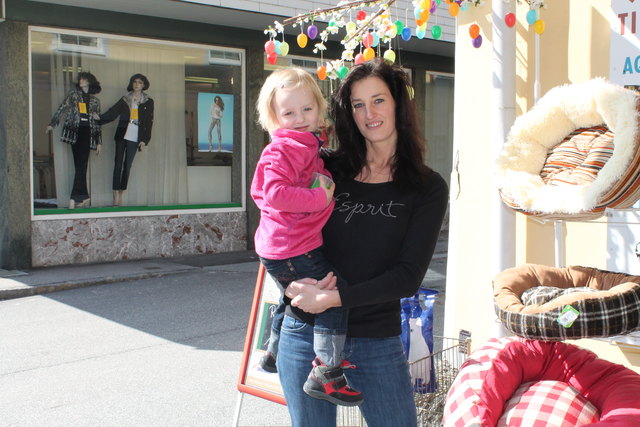 Alexandra Pasterk und Christin vor dem Zoofachhandel in der Münzgasse